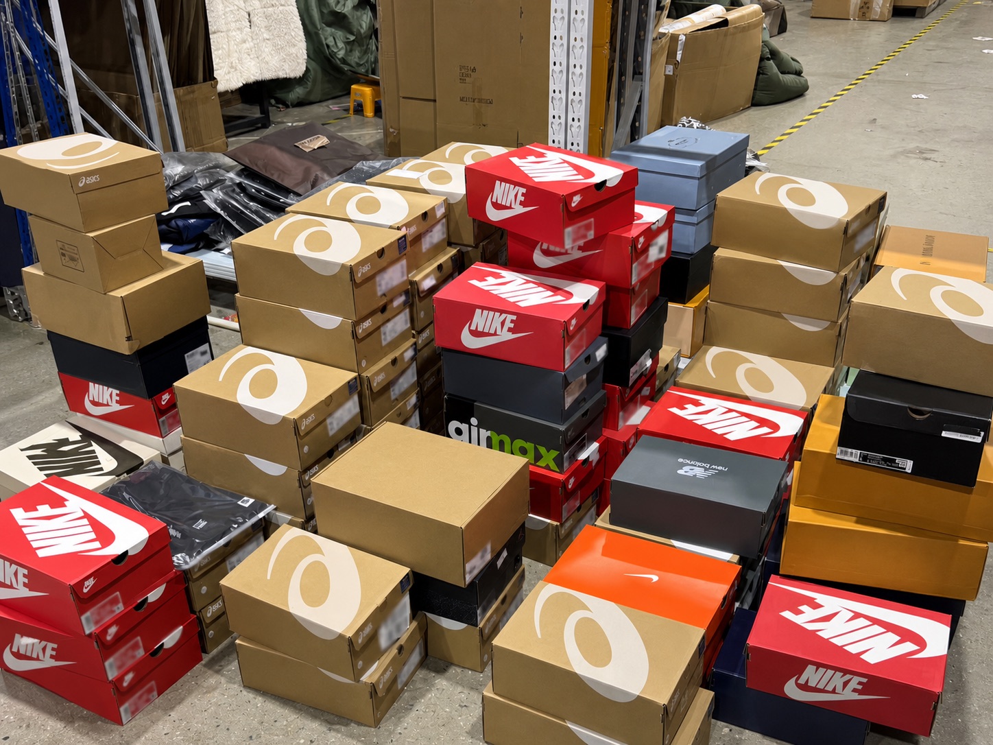 Large mixed footwear inventory in the SVSupplier warehouse
